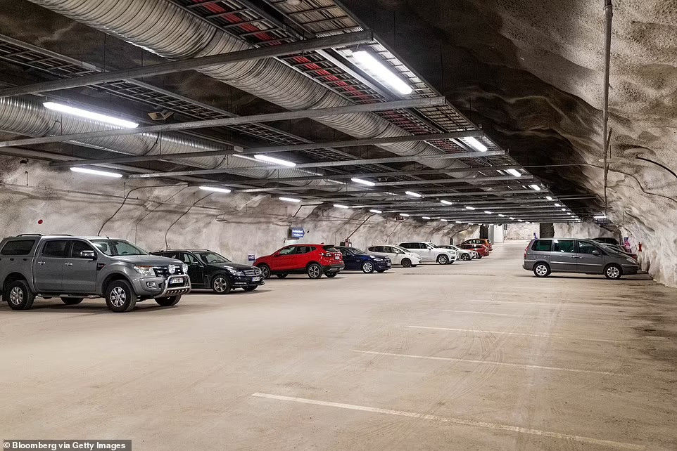 Các hầm trú ẩn có chỗ cho hàng trăm ô tô.