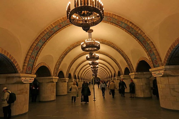 Những chiếc đèn chùm lớn bằng đồng mang ánh sáng giống lung linh như thắp nến tạo nên không gian cực lãng mạn cho nhà ga.