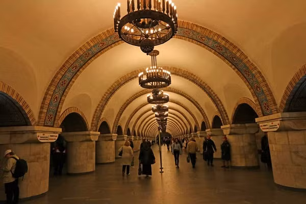 Những chiếc đèn chùm lớn bằng đồng mang ánh sáng giống lung linh như thắp nến tạo nên không gian cực lãng mạn cho nhà ga.