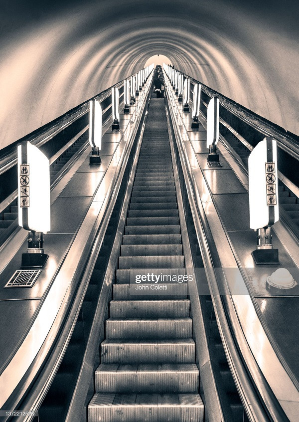 Nằm ở độ sâu hơn 105 m dưới lòng đất, ga tàu điện ngầm Arsenalna ở thủ đô Kiev, Ukraine được kỷ lục Guiness là "Ga metro sâu nhất thế giới".