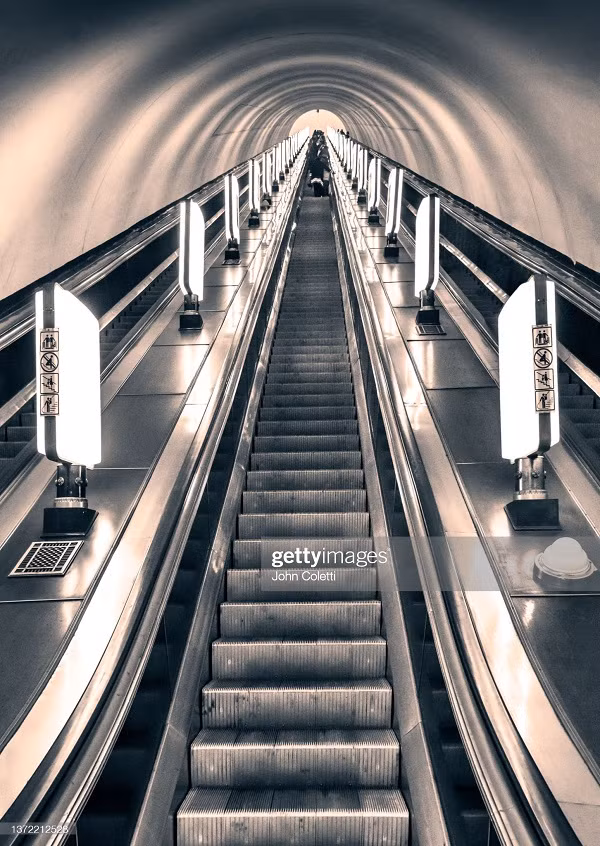 Nằm ở độ sâu hơn 105 m dưới lòng đất, ga tàu điện ngầm Arsenalna ở thủ đô Kiev, Ukraine được kỷ lục Guiness là "Ga metro sâu nhất thế giới".