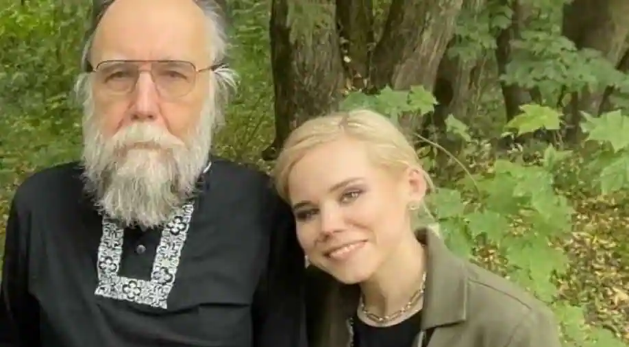 Darya Platonova là con gái của nhà triết học nổi tiếng người Nga Alexander Dugin, được phương Tây coi là "chủ trương về tư tưởng" của Điện Kremlin và là "bộ não của Tổng thống Vladimir Putin".