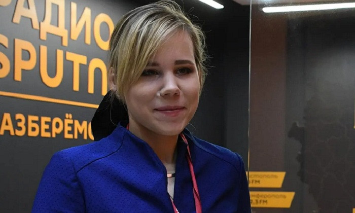 Hồi đầu năm 2022, cô bị Mỹ và Vương quốc Anh trừng phạt với cáo buộc đóng góp vào "thông tin sai lệch" trực tuyến về chiến sự Ukraine.