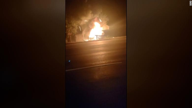 Các hình ảnh và video từ hiện trường cho thấy chiếc xe nát bét và chìm trong biển lửa khiến nạn nhân thiệt mạng ngay tại chỗ và không thể nhận dạng ngay lập tức.