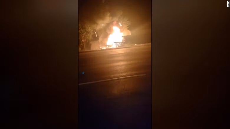 Các hình ảnh và video từ hiện trường cho thấy chiếc xe nát bét và chìm trong biển lửa khiến nạn nhân thiệt mạng ngay tại chỗ và không thể nhận dạng ngay lập tức.