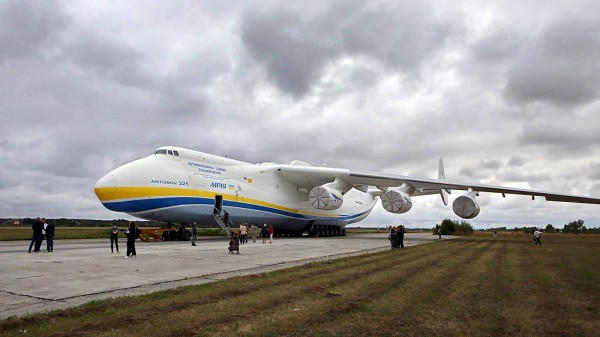 Antonov AN-225 từng tham gia vận chuyển hàng cứu trợ và giành được kỷ lục Guinness thế giới khi đưa 100 tấn trang bị bảo hộ, thuốc và kít xét nghiệm Covid-19 từ Thiên Tân (Trung Quốc) đến Warsaw (Ba Lan).