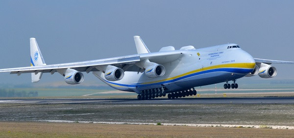 Antonov AN-225 được thiết kế dựa trên một mẫu máy bay sẵn có là AN-124 Ruslan.