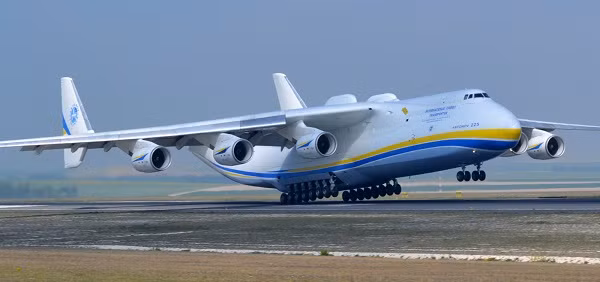 Antonov AN-225 được thiết kế dựa trên một mẫu máy bay sẵn có là AN-124 Ruslan.