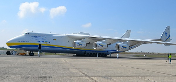 Kích thước của Antonov AN-225 lớn tới mức, trong ngày khánh thành, nhà chứa máy bay không đủ chỗ để che hết thân của nó.