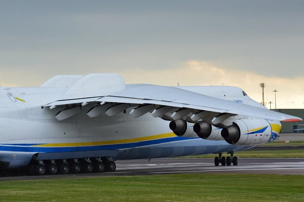 Sải cánh chiếc máy bay này dài gần bằng một sân bóng đá.