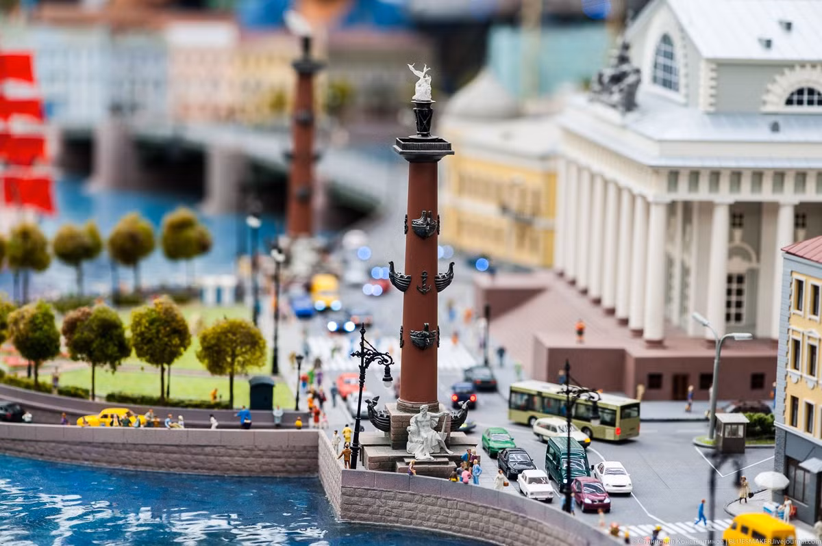 Grand Maket Rossiya là một bảo tàng tư nhân ở Saint Petersburg, Nga thu hút du khách với mô hình mô phỏng chân thực cuộc sống ở xứ sở Bạch Dương với tỉ lệ 1:87.