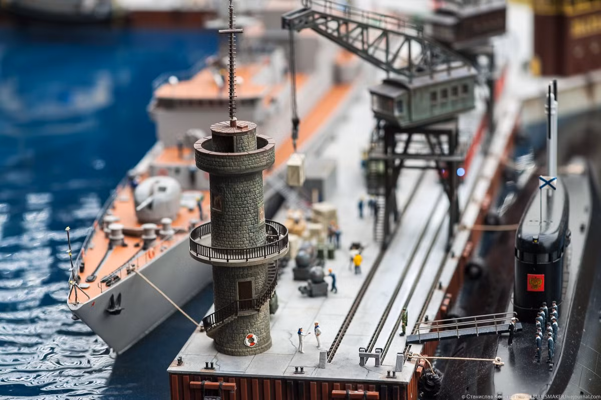 ... mô tả các hoạt động khác nhau của con người trong ngày như làm việc, giải trí, thể thao, học tập, cuộc sống đồng quê, du lịch, lễ kỷ niệm, quân sự,...