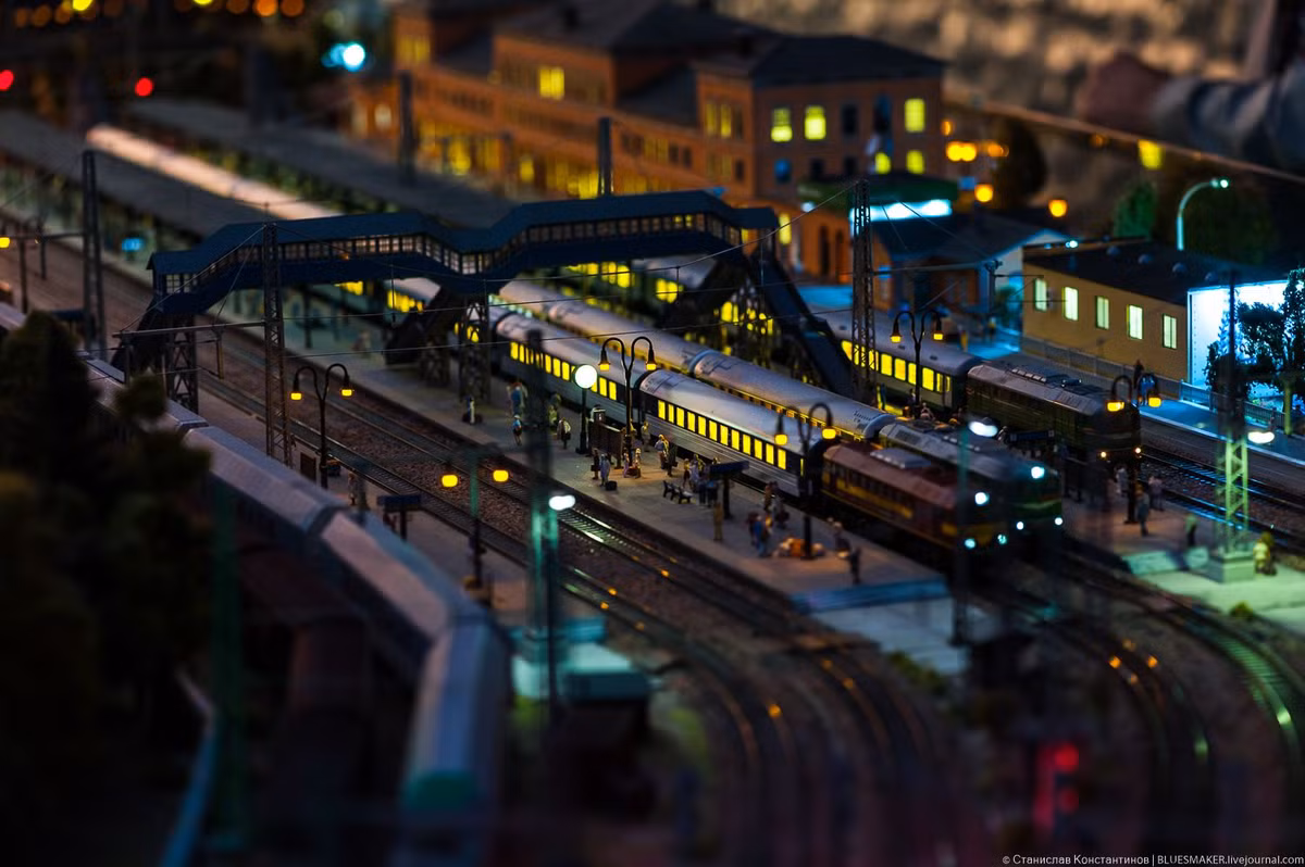 Theo đó, cứ sau 13 phút, cuộc sống về đêm của mô hình sẽ tự động bắt đầu khi bầu trời nhân tạo tối dần đi, đèn đường bật sáng, cửa sổ trong các ngôi nhà sáng lên khiến mọi thứ giống như trong thực tế.