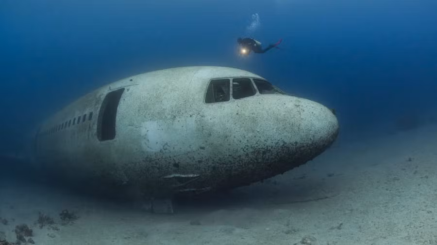 Theo nhiếp ảnh gia người Mỹ Brett Hoelzer, chiếc máy bay nằm ở độ sâu từ 15 đến 28 mét.