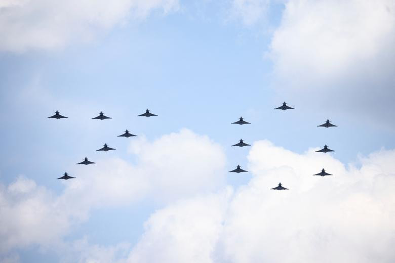 Đội tiêm kích hoàng gia xếp thành số 70 trên bầu trời, tượng trưng cho 70 năm trị vì của Nữ hoàng Anh.