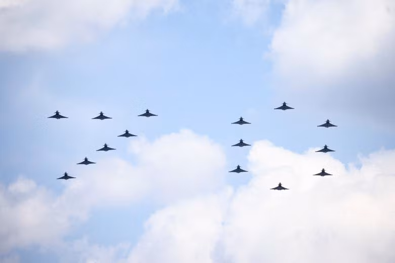 Đội tiêm kích hoàng gia xếp thành số 70 trên bầu trời, tượng trưng cho 70 năm trị vì của Nữ hoàng Anh.