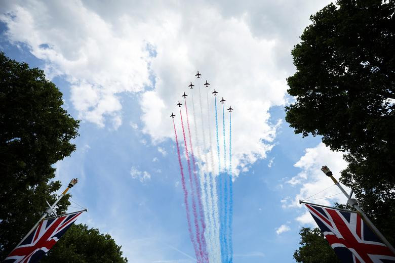 Đội nhào lộn trên không của Không quân Hoàng gia trình diễn trên bầu trời London.