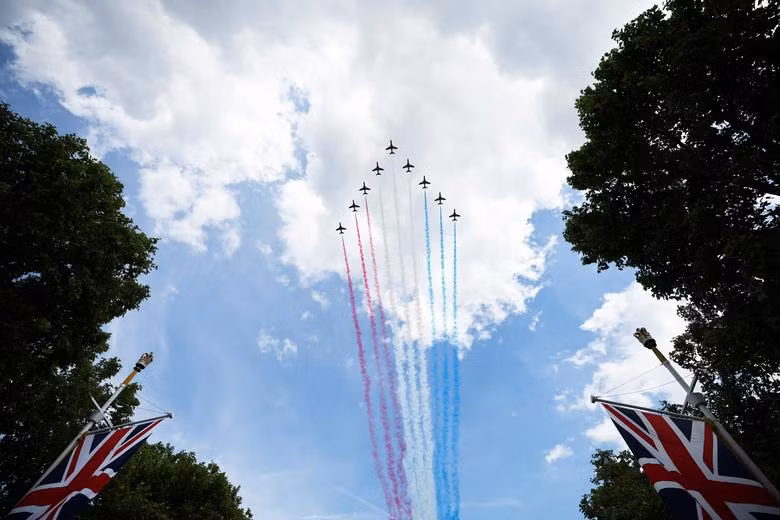 Đội nhào lộn trên không của Không quân Hoàng gia trình diễn trên bầu trời London.