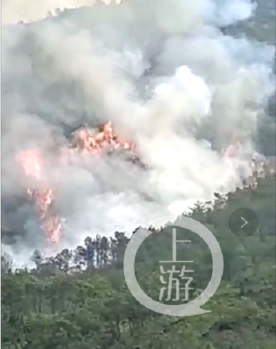 Khói bốc lên nghi ngút từ hiện trường đám cháy.