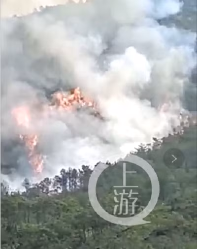 Khói bốc lên nghi ngút từ hiện trường đám cháy.