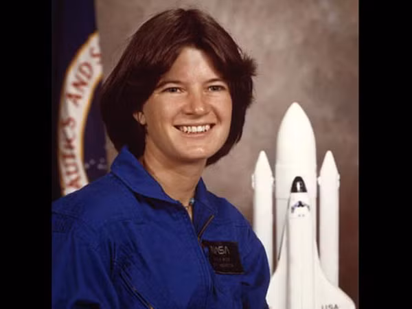 Sally Ride là nhà vật lý học người Mỹ và nhà du hành vũ trụ của NASA. Bà nổi tiếng khi là người phụ nữ Hoa Kỳ đầu tiên và phụ nữ trẻ nhất cho đến nay bay vào không gian.