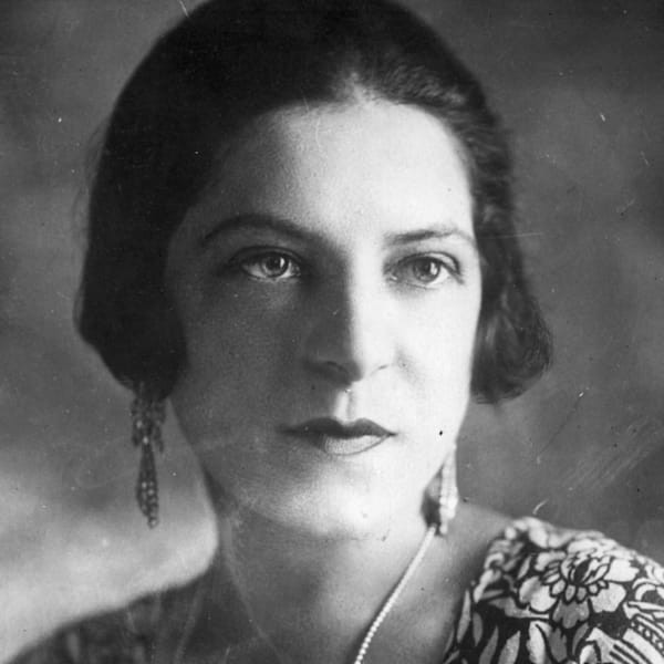 Suzanne Lenglen là một vận động viên quần vợt người Pháp đã giành được 31 danh hiệu vô địch lớn trong những năm 1914 - 1926. Bà là người phá bỏ những rào cản, đưa quần vợt trở thành môn thể thao dành cho tất cả mọi người.