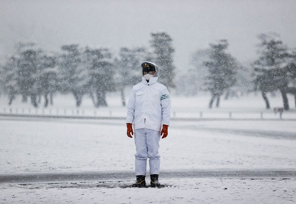 Từ tối 6/1, lớp tuyết dày 10 cm phủ trắng khu vực trung tâm Tokyo, khiến các hoạt động giao thông bị gián đoạn.