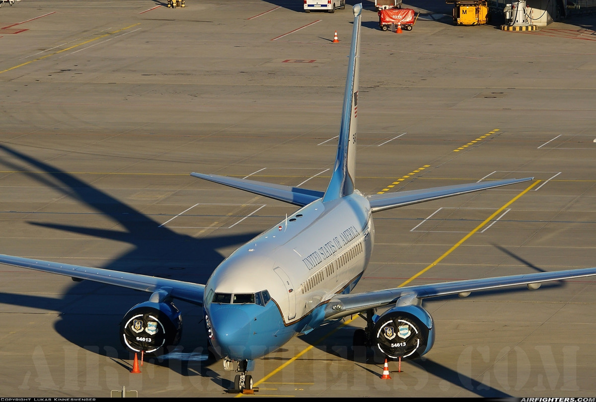 Máy bay được trang bị thiết bị điện tử hàng không hiện đại, GPS tích hợp và hệ thống quản lý chuyến bay/hệ thống thiết bị bay điện tử và màn hình hiển thị.