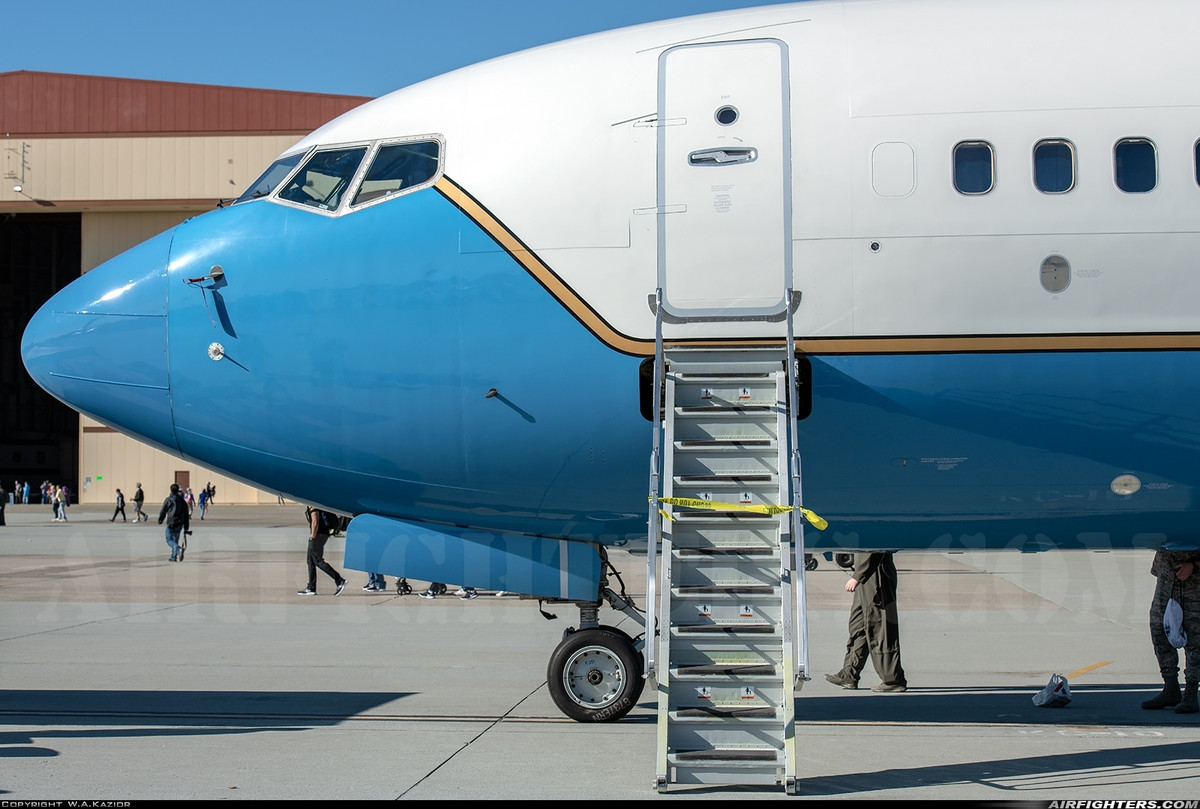 Khu vực cabin được trang bị khu vực nghỉ ngơi cho phi hành đoàn, khoang khách đặc biệt với chỗ ngủ, hai phòng trưng bày và chỗ ngồi hạng thương gia với bàn làm việc.