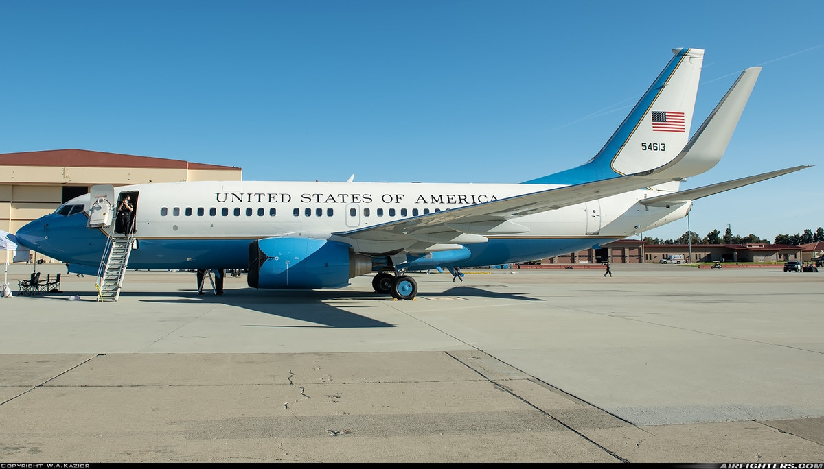 Máy bay cơ bản có thùng nhiên liệu phụ, nội thất chuyên dụng với các tính năng tự duy trì và liên lạc.