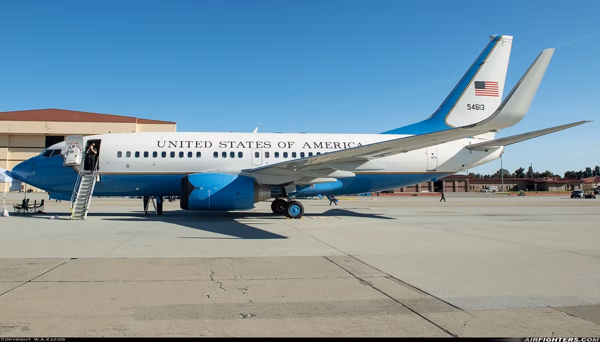 Máy bay cơ bản có thùng nhiên liệu phụ, nội thất chuyên dụng với các tính năng tự duy trì và liên lạc.