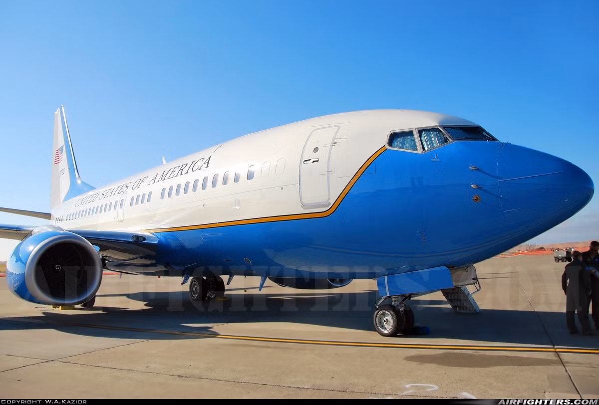 Cũng chính bởi vậy mà thân của chiếc máy bay này tương tự như phiên bản dân sự 737-700.