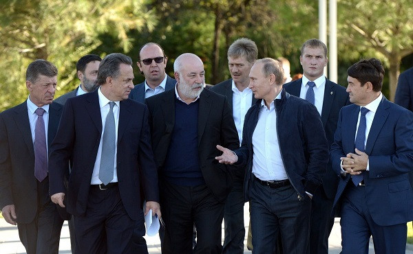 Trang phục của ông có phần "cởi mở" và thoải mái" hơn các bộ trưởng, cũng như cố vấn khi tới Trung tâm Thể thao và Sức khỏe Trẻ em ở Sochi.