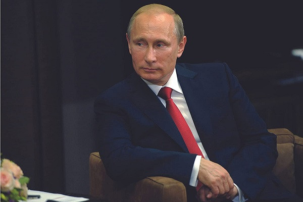 Những bộ vest của ông Putin luôn được thiết kế riêng, may thủ công, mang một vài màu sắc cố định như đen, xám và xanh thẫm.