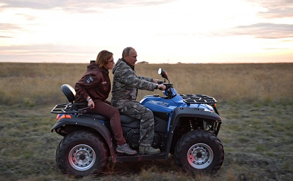 Khi đến khu bảo tồn thiên nhiên Orenburg, ông lại diện trang phục "bụi bặm" hơn.