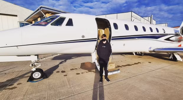 Cậu bé này giàu tới mức có thể sắm nguyên cho mình một phi cơ riêng.