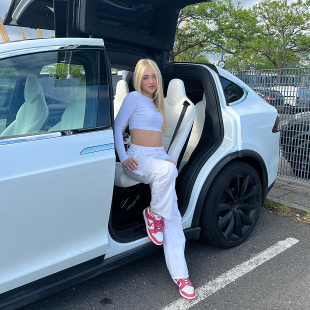 Dù chưa đủ tuổi lái xe nhưng Ami Charlize (15 tuổi) vẫn có niềm đam mê bất tận với những chiếc siêu xe thể thao đắt tiền.