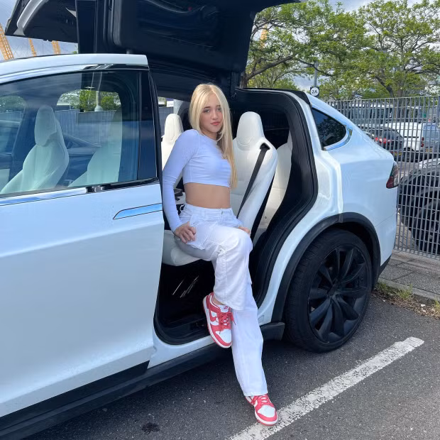 Dù chưa đủ tuổi lái xe nhưng Ami Charlize (15 tuổi) vẫn có niềm đam mê bất tận với những chiếc siêu xe thể thao đắt tiền.