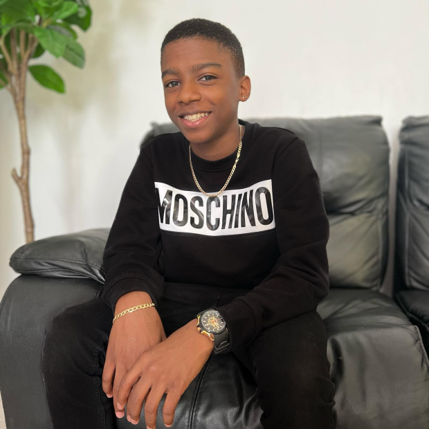 Hiện tại, ở tuổi 13 tuổi, Omari McQueen có thể kiếm được mức lương 6 con số (bảng Anh), thoải mái cho việc mua những thứ xa xỉ.