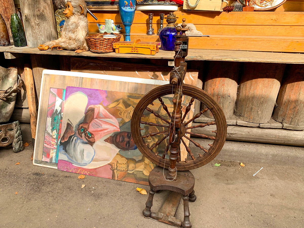 Giữa khu chợ là những chiếc đồng hồ, hay bát đĩa sứ đầy hoài niệm.