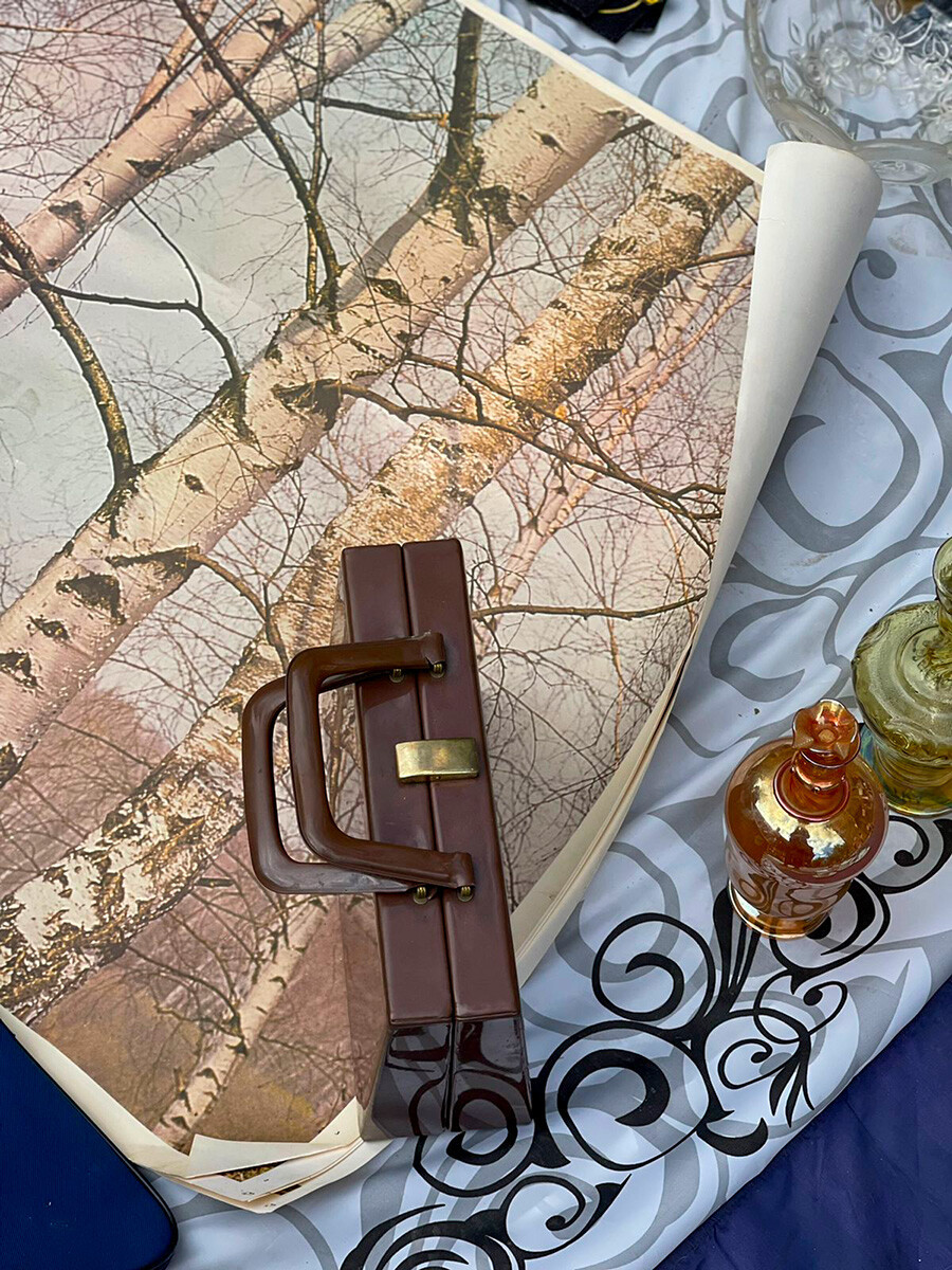 Ở lối vào, ngay trên mặt đất là các cửa hàng bán đồ cũ và vali kéo mang vẻ ngoài "may mắn sống sót" sau cuộc Cách mạng năm 1917.