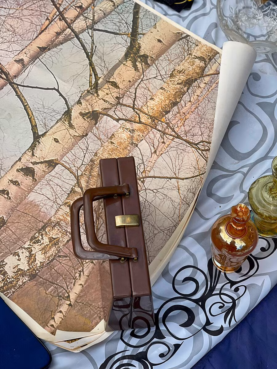 Ở lối vào, ngay trên mặt đất là các cửa hàng bán đồ cũ và vali kéo mang vẻ ngoài "may mắn sống sót" sau cuộc Cách mạng năm 1917.