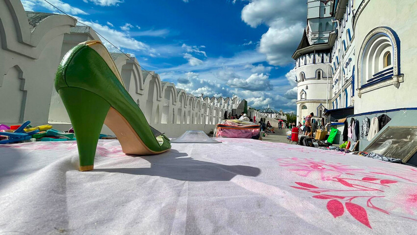 Nhìn từ xa, nó giống như một công trình kiến trúc dân gian mang tính biểu tượng của Nga, làm sống lại những câu chuyện cổ tích của người Slav.