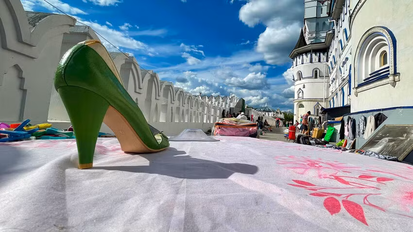 Nhìn từ xa, nó giống như một công trình kiến trúc dân gian mang tính biểu tượng của Nga, làm sống lại những câu chuyện cổ tích của người Slav.