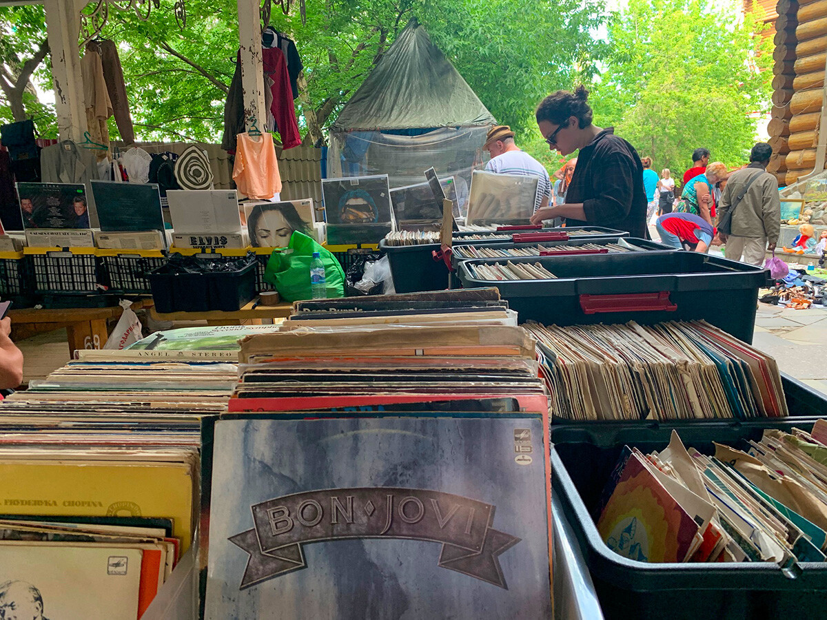 Khu chợ trời này mở cửa vào cuối tuần từ 9h sáng đến 17h chiều, tuy vậy, nếu muốn tìm thứ gì đó đáng giá, tốt nhất nên "canh" ngay khi nó bắt đầu đón khách.