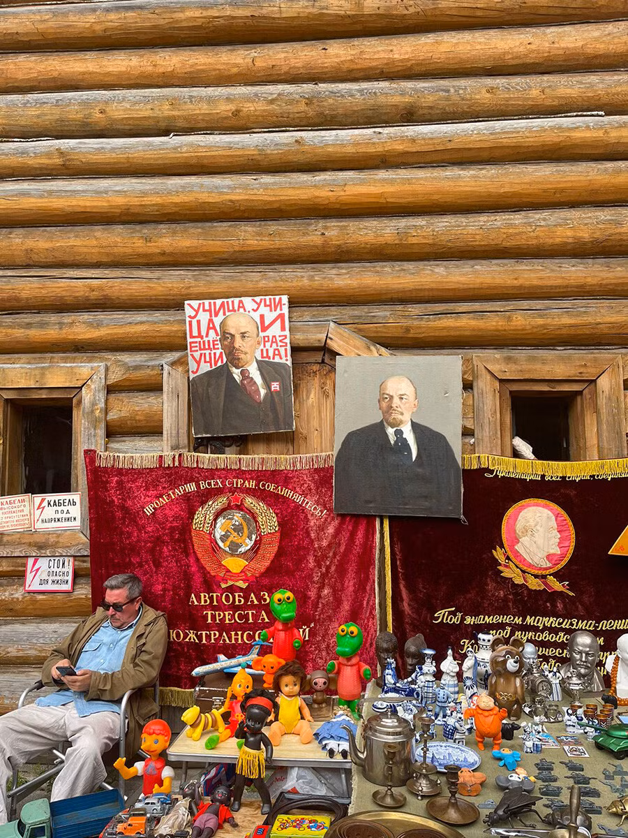 Tại đây bày bán rất nhiều món đồ cổ tạo nên một "nghịch lý" giữa lòng thủ đô hiện đại.