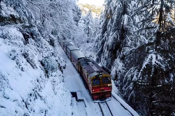 Trong vòng 24h qua, Shimla ghi nhận lượng tuyết rơi dày tới 32,6 cm.