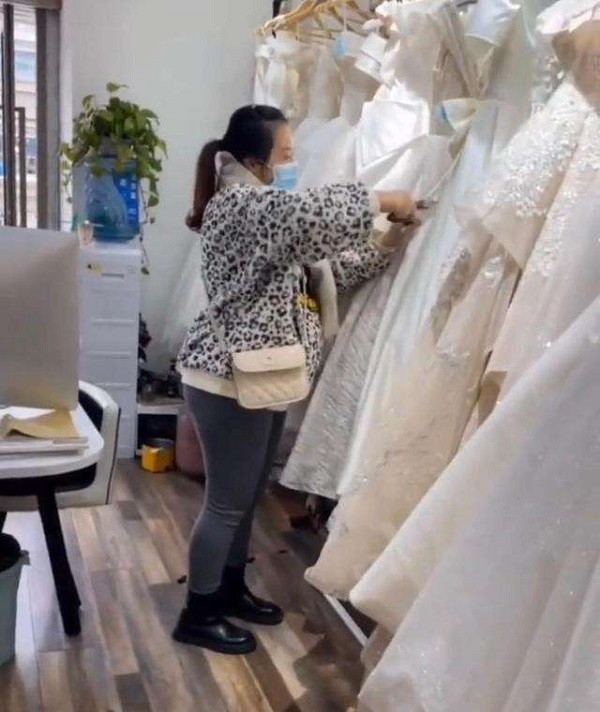 Cắt hỏng 32 bộ váy cưới, lý do ngỡ ngàng gây phẫn nộ Cat hong 32 bo vay cuoi, ly do ngo ngang gay phan no