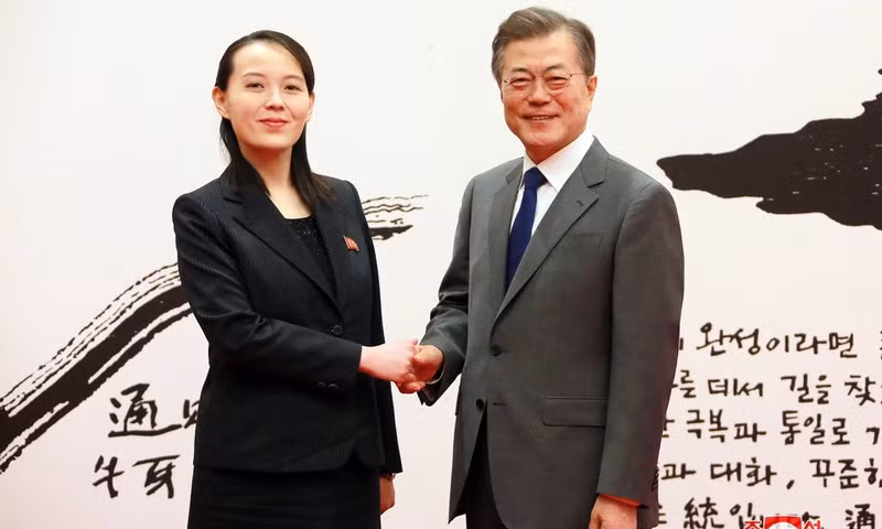 Năm 2018, Kim Yo-jong gây chú ý khi đến Hàn Quốc với tư cách là sứ giả của anh trai. Bà cũng là thành viên đầu tiên được biết đến trong gia đình nhà Kim đến thăm Hàn Quốc.