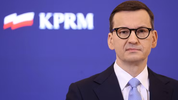 Ông Morawiecki lớn lên ở Wrocław, tây nam Ba Lan. Bố ông, Kornel Morawiecki, là một nhà vật lý lý thuyết.